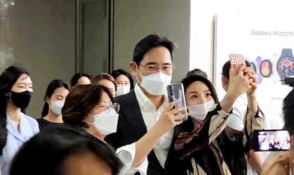 이재용 삼성전자 회장이 새해 첫 주 출산한 여성직원들과 외국인 직원 중 한국인 배우자를 만나 결혼한 가정에게 깜짝 선물을 보냈다. 사진=삼성전자 제공