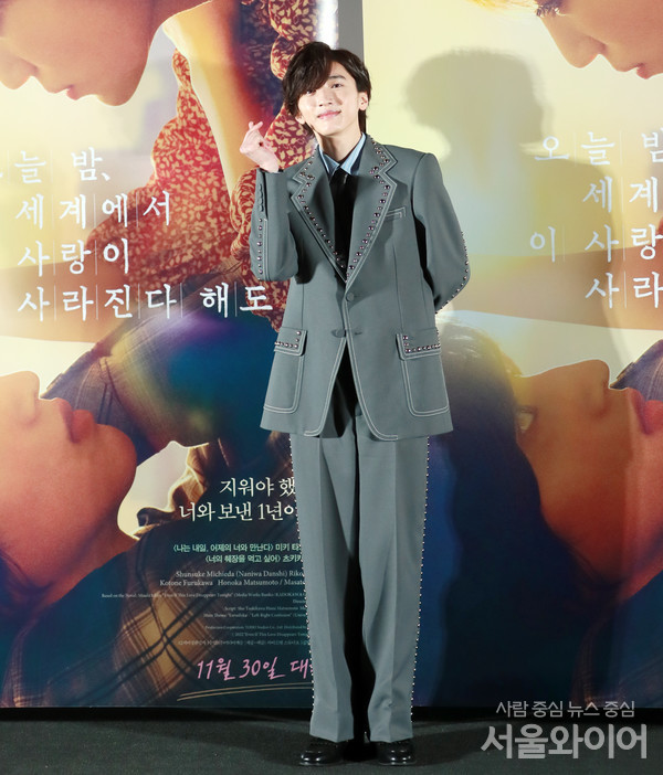 미치에다 슌스케가 행사에 참석, 포즈를 취하고 있다.