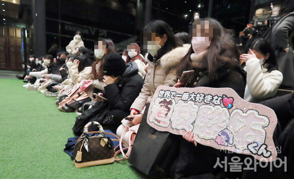 용산 CGV에서 팬들이 미치에다 슌스케를 기다리고 있다.