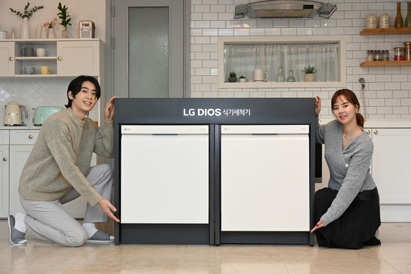 LG전자가 오는 26일 14인용 디오스 오브제컬렉션 식기세척기 신제품(오른쪽)을 국내 시장에 출시한다. 사진=LG전자 제공