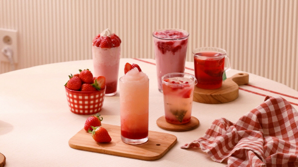 이디야커피의 딸기 음료 5종이 출시 3주 만에 50만잔 이상 팔리며 지난 시즌 동기 대비 약 15% 많은 판매량을 기록했다. 사진=이디야커피 제공