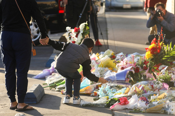 미국 캘리포니아주 몬터레이 파크시 댄스 교습소에서 발생한 총기난사로 숨진 희생자들을 시민들이 추모하고 있다. 사진=연합뉴스 제공