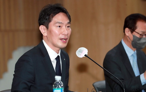 26일 서울 종로구 센터포인트빌딩에서 열린 보험회사 CEO 간담회에서 이복현 금융감독원장이 모두발언을 하고 있다 [사진=이태구 기자]