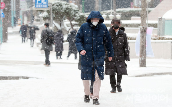 시민들이 이동을 하고 있다.
