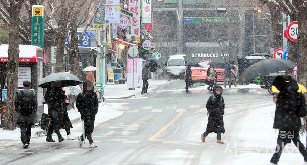 시민들이 이동을 하고 있다.