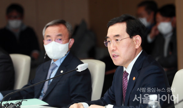 이창양 산업통상자원부 장관이 회의에 참석, 발언을 하고 있다.