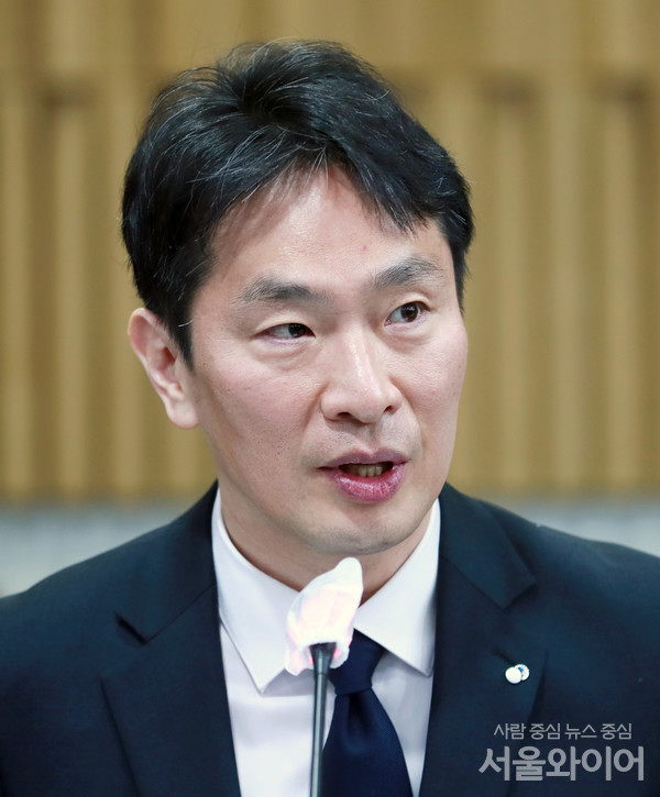 이복현 금융감독원장이 간담회에 참석, 발언을 하고 있다.