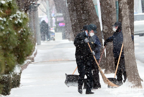 전날 서울을 중심으로 많은 눈이 내린 가운데 오늘도 일부 지역에서는 눈이 내릴 전망이다. 사진=서울와이어 DB