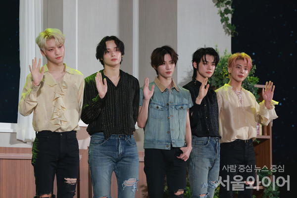 그룹 투모로우바이투게더가 컴백 쇼케이스에 참석, 기념사진을 찍고 있다.
