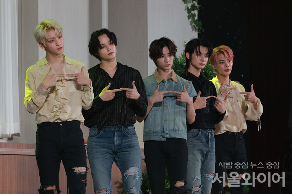 그룹 투모로우바이투게더(TXT)가 컴백 쇼케이스에 참석, 포즈를 취하고 있다.