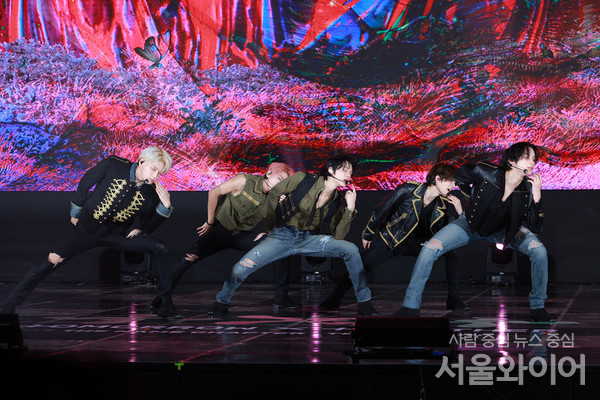 그룹 투모로우바이투게더가 컴백 쇼케이스에 참석, 무대를 선보이고 있다.