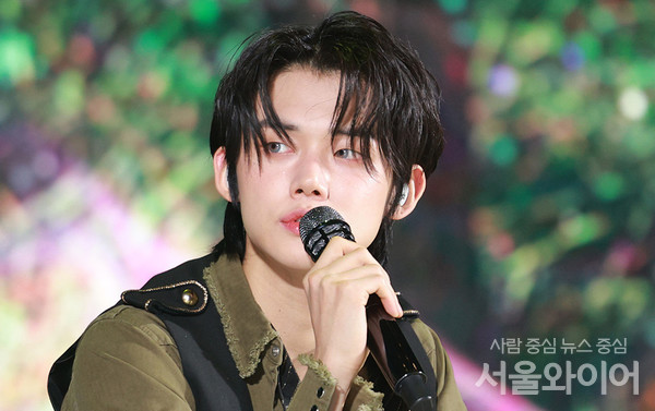 투바투의 연준이 컴백 쇼케이스에 참석, 발언을 하고 있다.