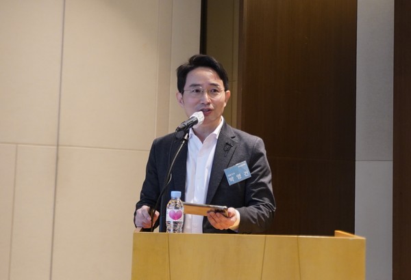 프리미엄 유아 가구 전문기업 꿈비는 26일 여의도에서 기자간담회를 열고, 코스닥시장 상장에 따른 성장 전략과 비전을 발표했다. 박영건 대표이사가 회사를 소개하고 있다. 사진=꿈비 제공