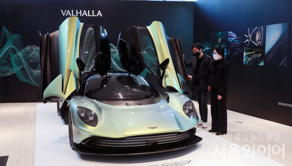 애스턴 마틴 서울에 하이브리드 스포츠 카  '발할라' 가 공개됐다.