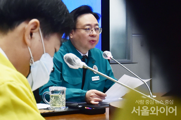 조규홍 중대본 1차장(보건복지부 장관)이 코로나19 중앙재난안전대책본부 회의에 참석, 회의를 주재하고 있다.