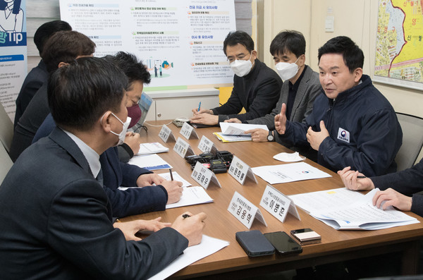 원희룡 국토교통부 장관이 29일 서울 강서구의 한 공인중개사무소를 찾아 최근 급증한 전세사기 사건 관련해 관계자들과 재발 방지대책 등을 논의했다. 사진=연합뉴스 제공