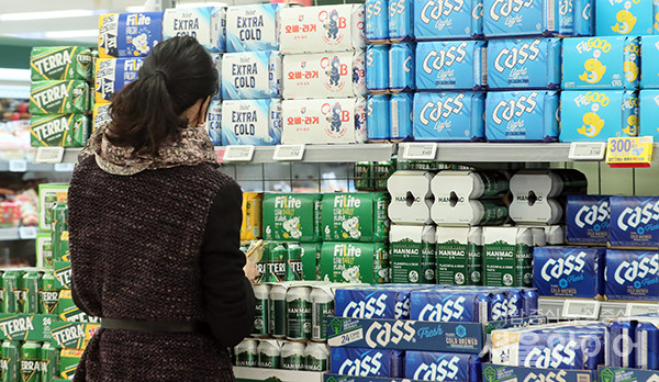 한 시민이 서울시내 대형마트 맥주 코너에 진열된 주류상품을 살펴보고 있다. 사진=서울와이어 DB