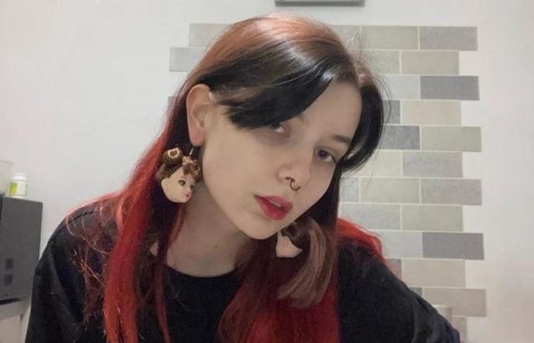 다리에 푸틴 문신을 하고 우크라이나 전쟁을 반대한다는 혐의로 징역형 위기에 몰린 러시아의 10대 여대생  올레샤 크리프초바