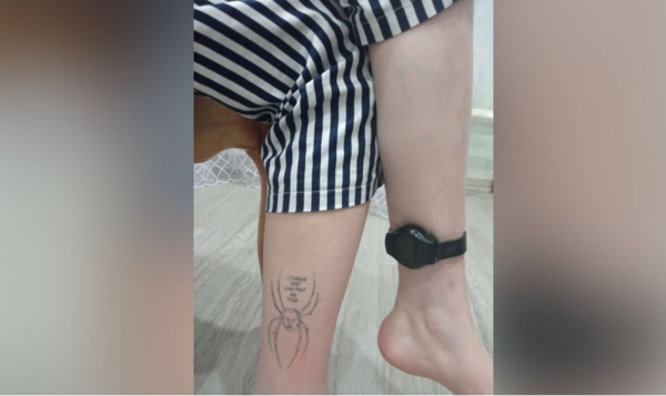 크리프초바가 한쪽 발목에 전자발찌를 차고, 다른 한쪽 발목엔 문신을 하고 있다. 이 문신은 블라디미르 푸틴 대통령을 거미로 형상화한 것으로 "빅 브러더가 지켜보고 있다(​​​​​​Big Brother is Watching You)고 씌어있다.