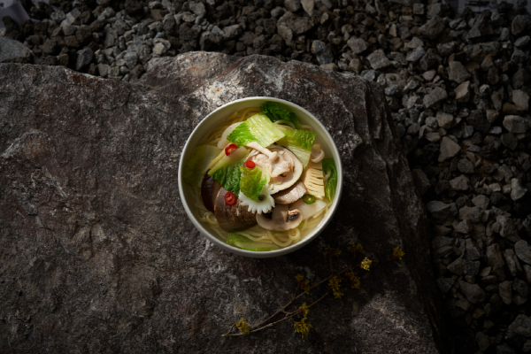 더테이스터블이 선보인 이번 신메뉴는 ‘가장 먼저 알리는 봄의 소리’라는 콘셉트로 제철 봄동을 활용해 아삭한 식감이 특징이다. 사진=한화호텔앤드리조트 제공