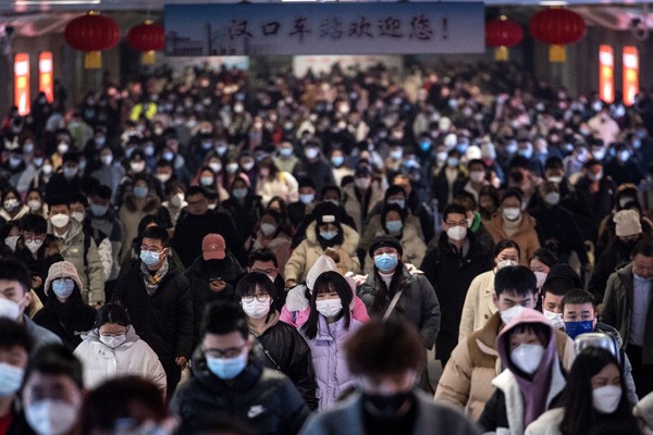 중국의 춘제 연휴 마지막날인 지난 27일 우한의 한커우 철도역에 사람들이 몰려들고 있다 (AFP=연합뉴스)