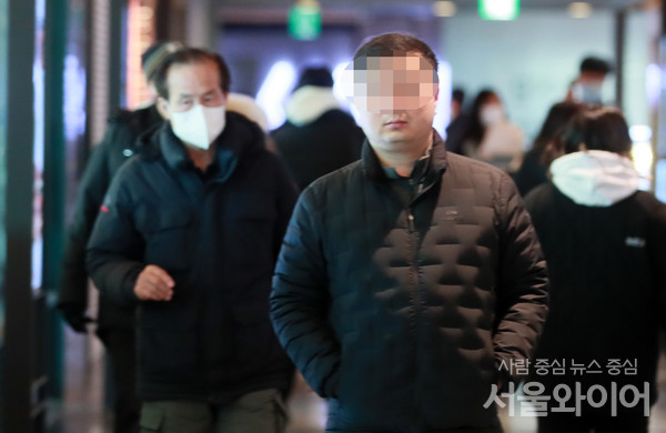 정부가 실내 마스크 착용 의무를 해제한 첫날인 30일 오전 서울시내 영화관을 찾은 시민들이 이동을 하고 있다.