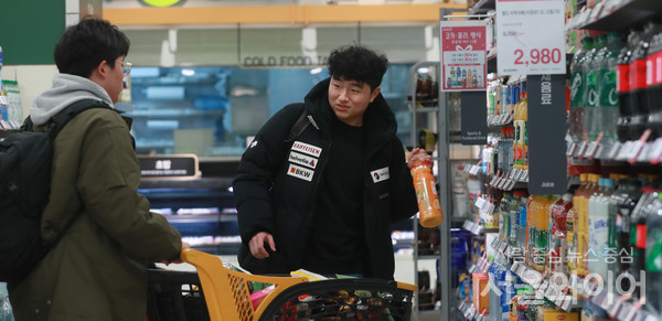 서울시내 대형마트를 찾은 시민들이 노 마스크 상태로 웃으며 장을 보고 있다.