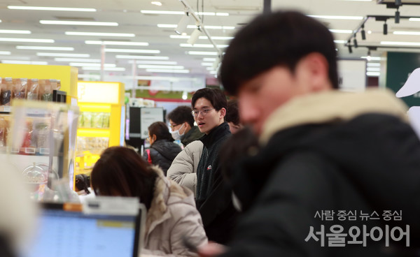 서울시내 대형마트를 찾은 시민들이 노 마스크 상태로 장을 보고 있다.