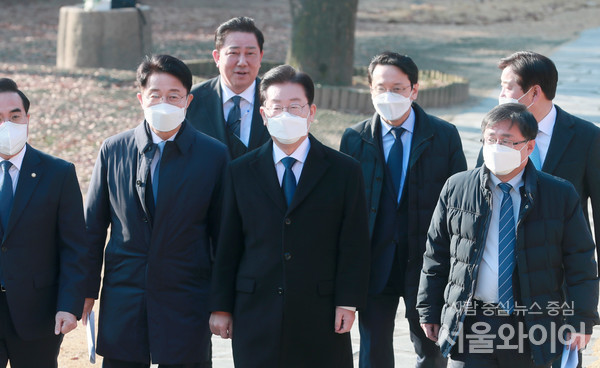 더불어민주당이 이재명 민주당 대표의 사법리스크에 대응한 공세에 나섰다. 김건희 여사의 주가조작 의혹 TF 출범, 국민보고대회 등을 통해 양면으로 윤 대통령을 압박한다는 계획이다. 사진=서울와이어DB