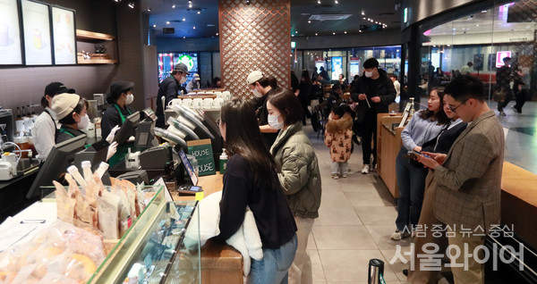 서울시내 커피 전문점을 찾은 시민들이 음료를 주문하고 있다.