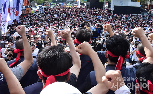 금융노조 관계자들이 16일 총파업에 참석, 구호를 외치고 있다.