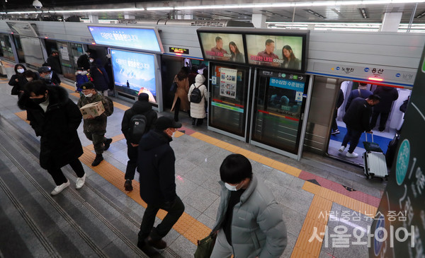 정부가 실내 마스크 착용 의무를 해제한 첫날인 30일 오전 용산역 지하철을 이용하는 시민들이 여전히 마스크를 착용하고 있다. 사진=서울와이어 DB