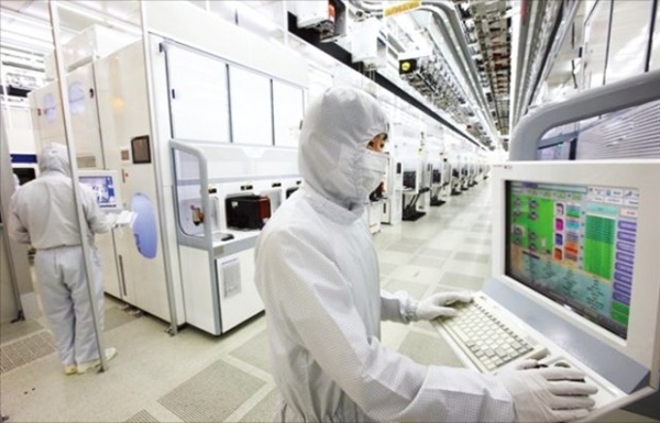 삼성전자가 2022년 사상 최대 연매출기록을 경신했다. 회사는 올 하반기 시장 수요회복을 예상하고 프리미엄 제품 라인업을 중심으로 실적 하락세를 방어할 준비 중이다.   사진=삼성전자 제공