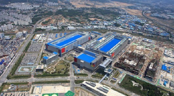 중국 반도체기업들의 반도체장비 수입경로가 막힐 예정이다. 국내 기업들은 고객사 수요 감소 피해와 경쟁자 부진 등 복합적인 영향을 받는다. 사진=삼성전자 제공