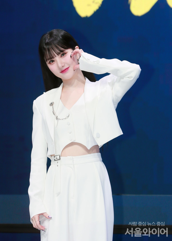 비비지의 은하가 행사에 참석, 포즈를 취하고 있다.