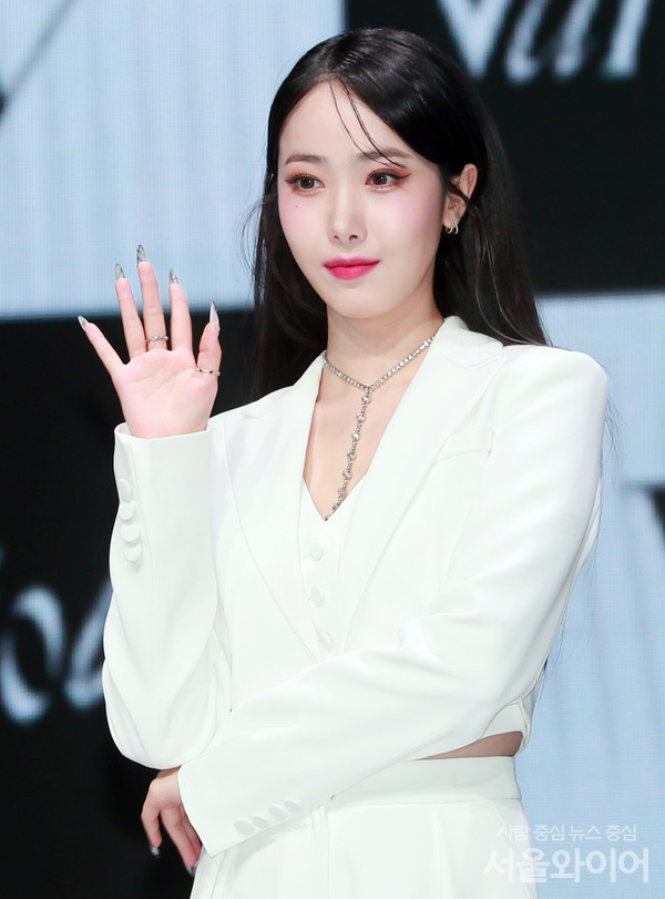 비비지의 신비가 행사에 참석, 포즈를 취하고 있다.