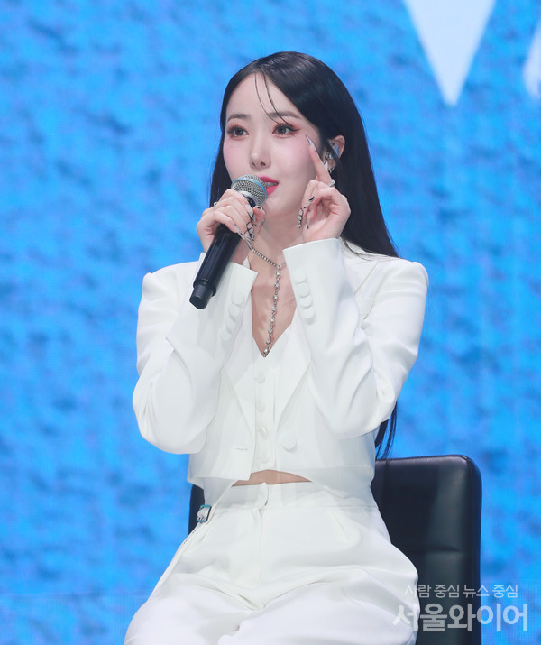 비비지의 신비가 쇼케이스에 참석 기자의 질의에 답하고 있다.