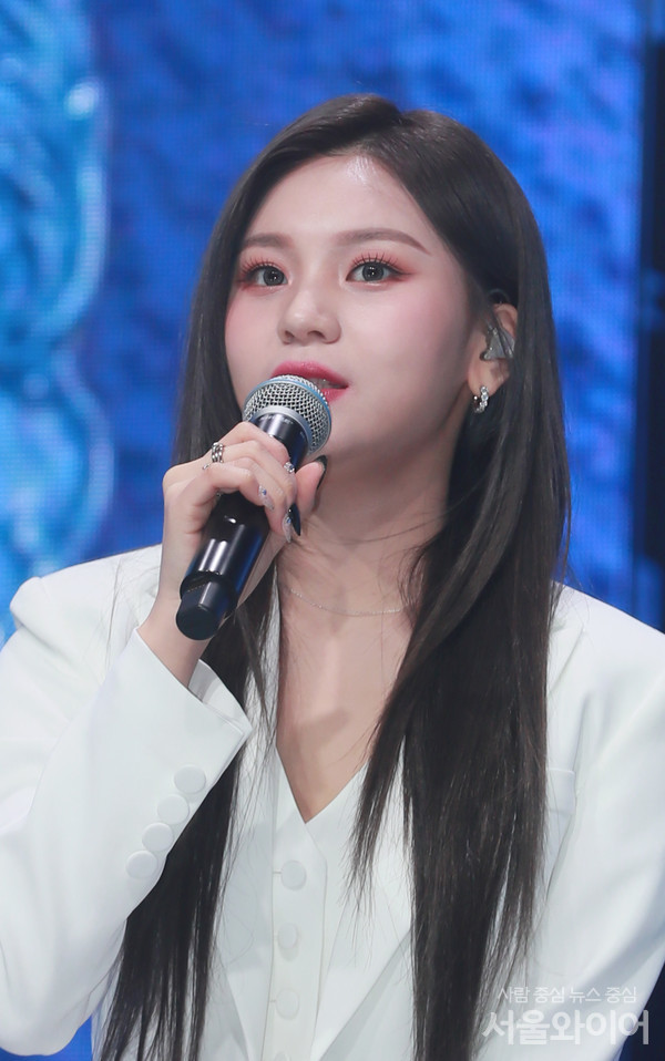 비비지의 엄지가 행사에 참석, 발언을 하고 있다.