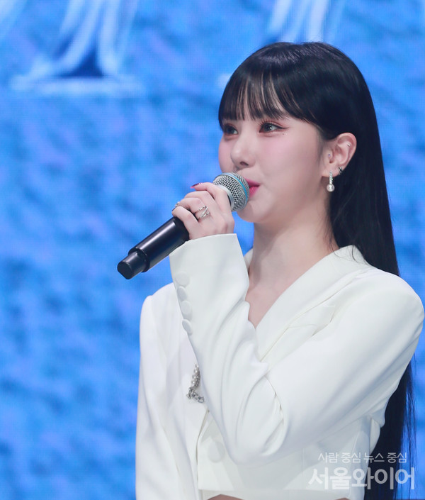 비비지의 은하가 쇼케이스에 참석, 발언을 하고있다.