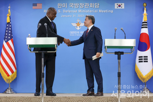 이종섭 국방부 장관(오른쪽)과 로이드 오스틴 미 국방 장관이 한미국장장관회담 공동기자회견을 마친 후 악수하고 있다.