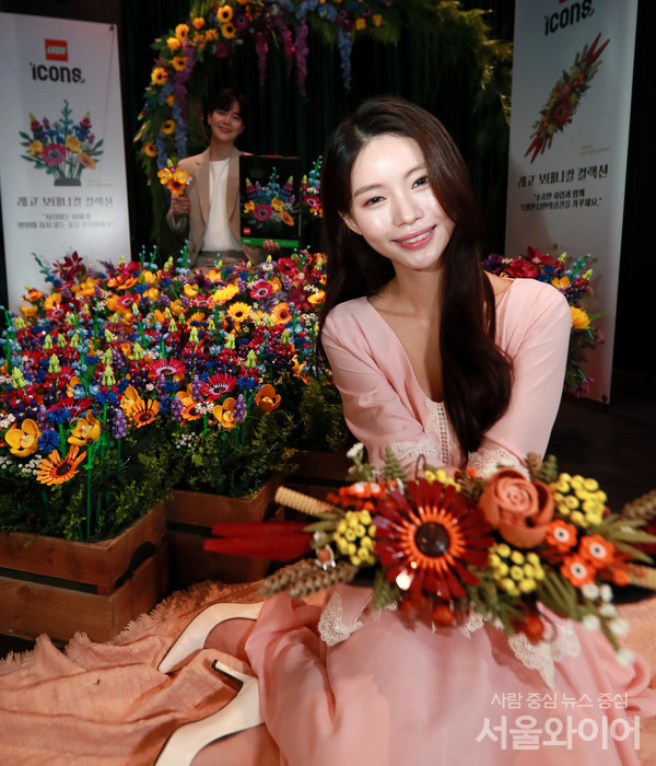 모델들이 레고로 만든 꽃 작품을 선보이고 있다.