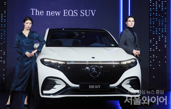 모델이 메르세데스-벤츠 'The new EQS'를 선보이고 있다.