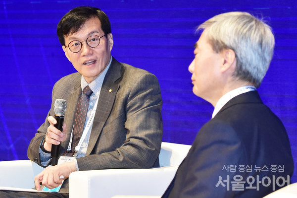 이창용 한은 총재가 행사에 참석, 사회를 보고있다.