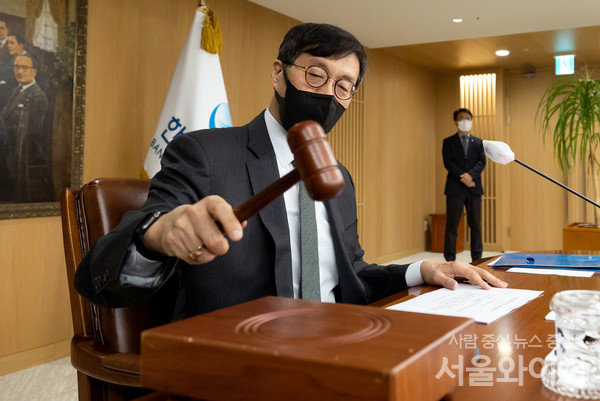 이창용 총재가 한국은행 금융통화위원회 본회의에 참석, 회의를 주재하고 있다. / 사진=사진공동취재단