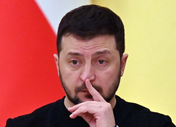 볼로디미르 젤렌스키 우크라이나 대통령이, 러시아와 부패라는 2개의 적과 싸우고 있다 (AFP=연합뉴스)