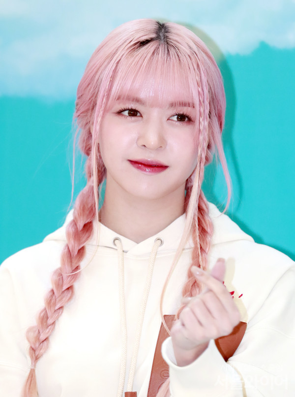 엔믹스의 릴리가 행사에 참석, 포즈를 취하고 있다.