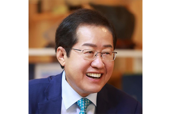 홍준표 대구시장이 올 6월부터 노인 대상 시내버스 무상 이용 제도 도입을 추진한다고 밝혔다. 사진=홍준표 공식 페이스북