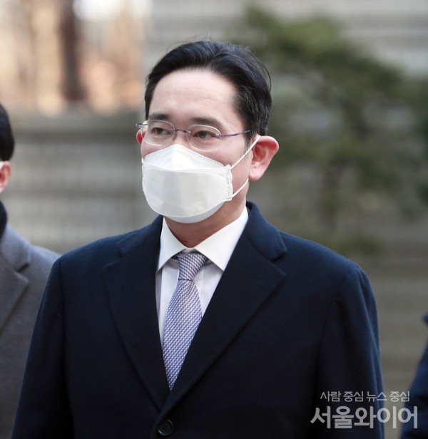 이재용 회장이 법정으로 향하고 있다.