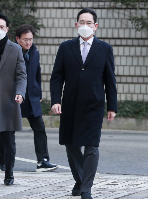 이재용 회장이 법정으로 향하고 있다.