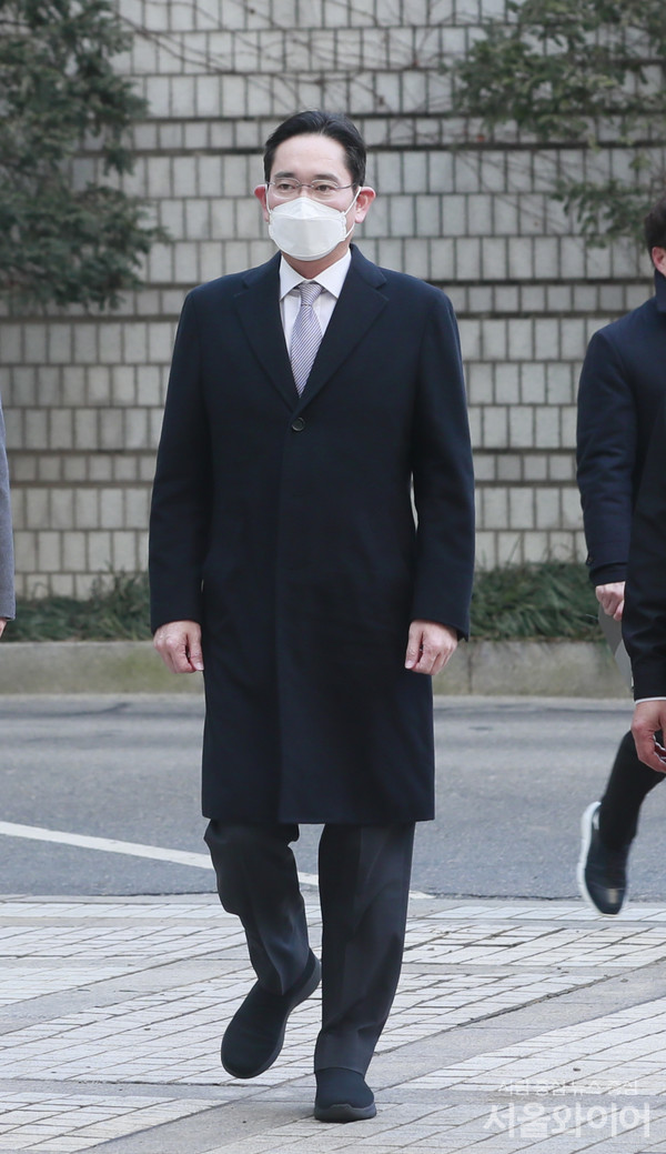 이재용 회장이 공판에 참석하기 위해 법정으로 이동하고 있다.